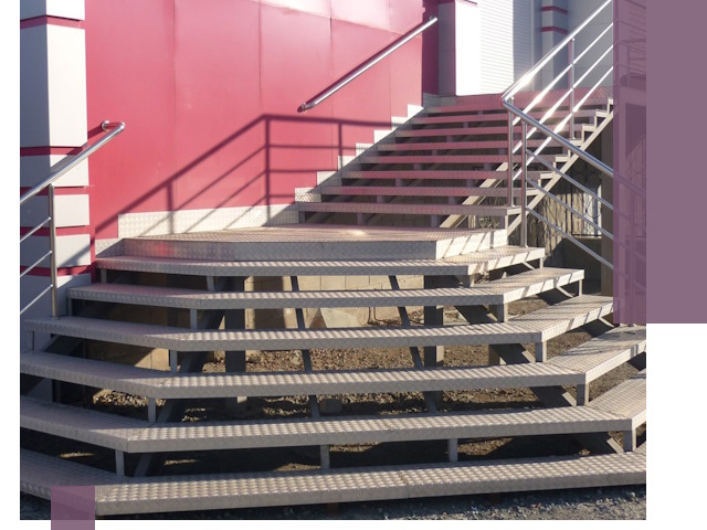 Лестницы для магазина в Твери — изготовление и монтаж