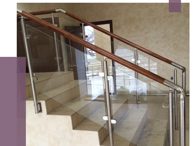 Комбинированные перила из металла и дерева в Твери