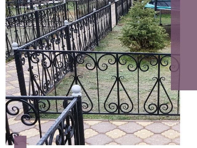 Кованые газонные ограждения под ключ в Твери